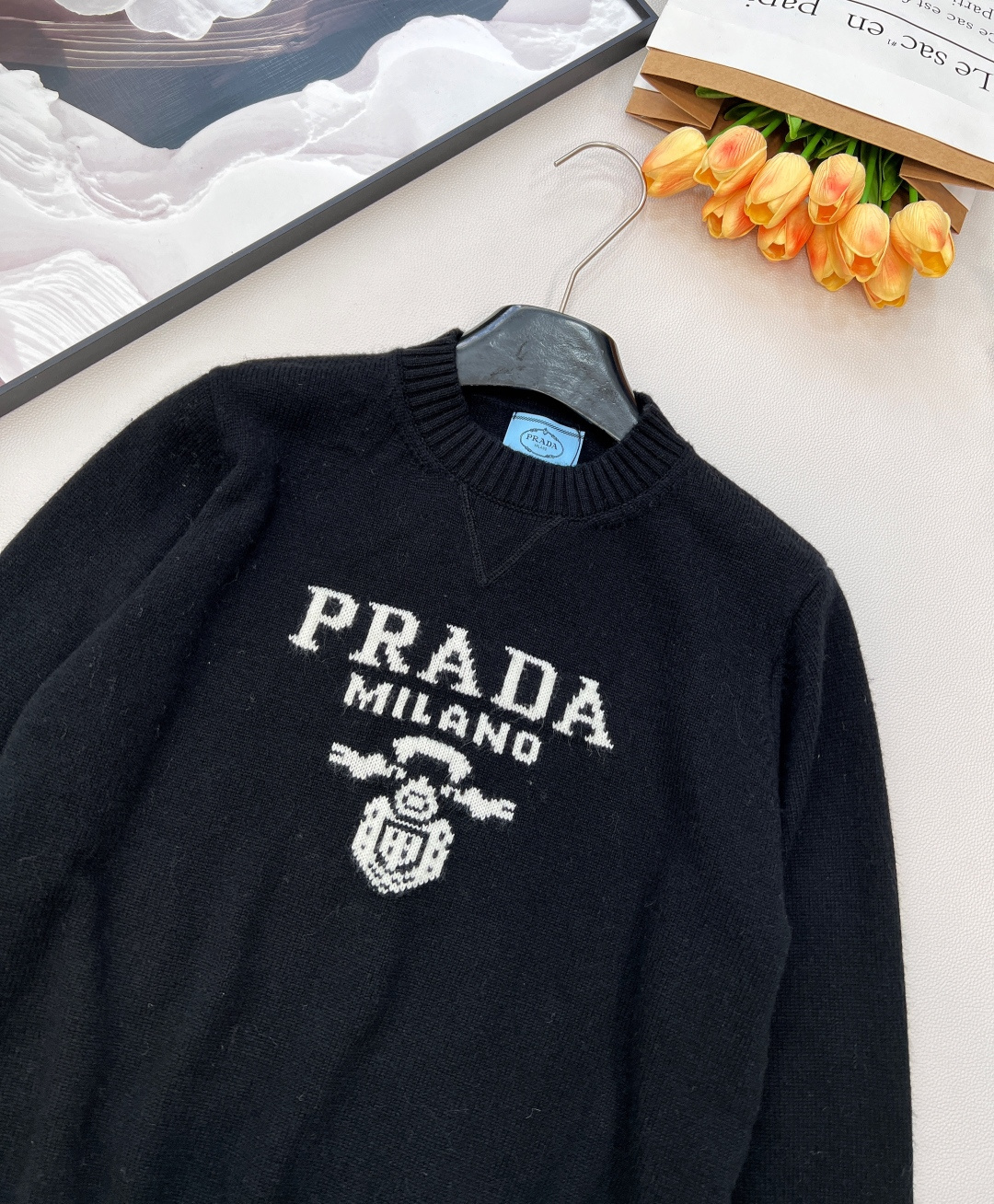 🆕 Prada经典款时尚百搭字母图案提花圆领长袖针织衫 今天这款普达拉王牌经典套头针织衫它来咯~采用10