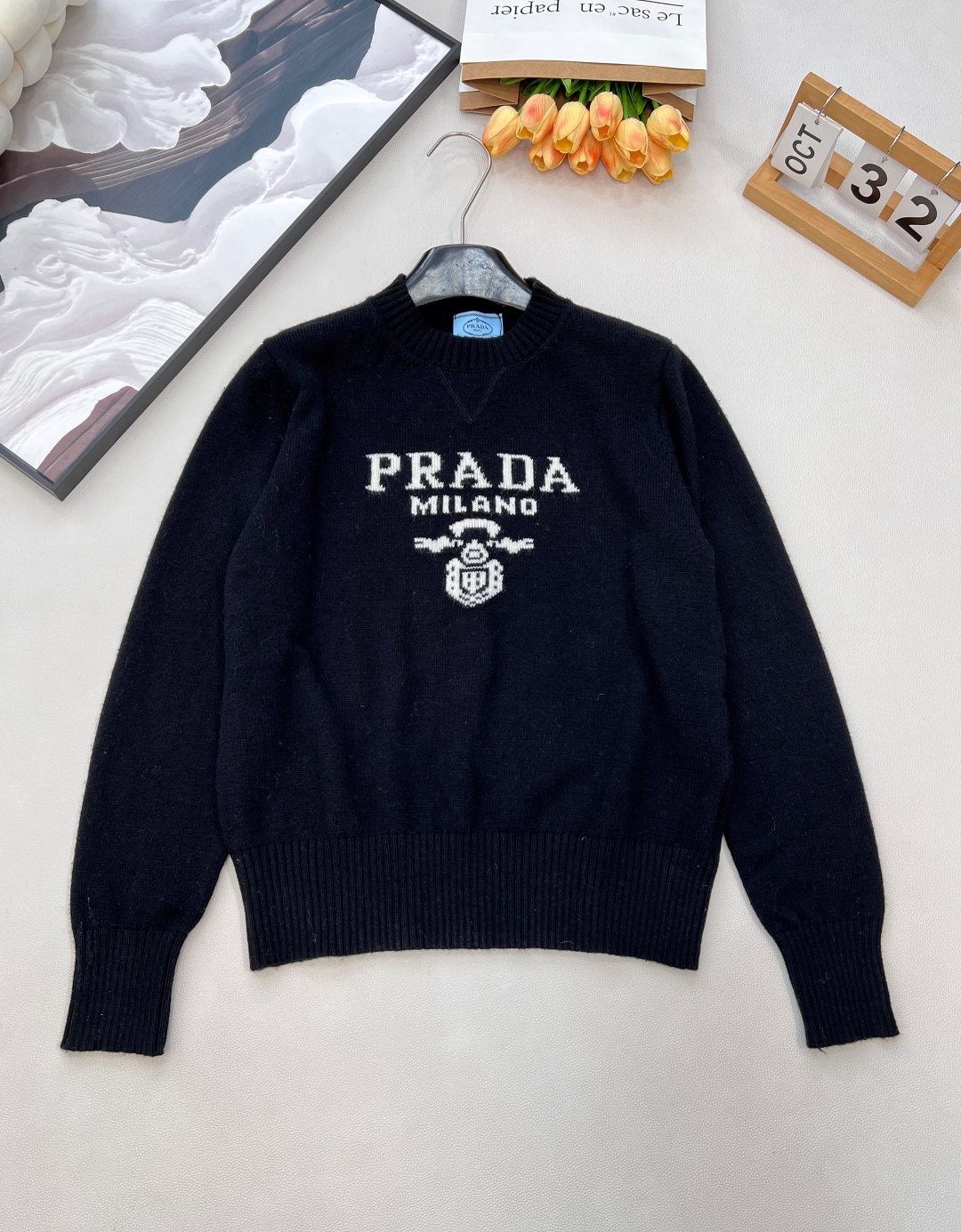 NO:590158,Prada's classic fashionable and versatile letter pattern jacquard round neck long-sleeved sweater. Today, Prada's ace classic pullover sweater is here~  Made of wool fabric, the overall texture is light, extremely skin-friendly and breathable. It feels light and fluttery when worn, without any sense of heaviness at all. Even though it is light, its warmth retention is excellent, and it is not easy to wrinkle. You don’t have to worry about shrinkage and deformation after washing it in the washing machine. The cashmere surface has fine velvet, which adds a hazy sense of luxury. It is really gentle~  The simple round neck design, with Putala’s most representative logo letters and logo jacquard design on the chest, I really love it. The thread design on the cuffs and hem firmly protects our clothes~ The classic hot style continues online!  !  Anyone can easily hold this version. It has a full sense of high-end. It has three standard items and is very versatile. It is a must-have item for daily matching and outings. The color is gray, white, and black. It has three standard items. It is shipped in large quantities. Size SML, code P, prada, alexander wang19860909Prada经典款时尚百搭字母图案提花圆领长袖针织衫 今天这款普达拉王牌经典套头针织衫它来咯~ 采用羊毛面料,整体质感轻盈,极其的亲肤透气,穿上身一整个轻飘飘的感觉,完全没有厚重感,别看它轻,它的保暖度又是嘎嘎在线的,而且还不易皱,放洗衣机洗过也不用担心会缩水变形,羊绒表面带有细腻的绒毛,增加了朦胧的高级感,真的是一整个温柔住了~ 简约圆领设计,胸前有普达拉最具代表性的logo字母和标识提花设计,真的一整个爱住了,加上袖口和下摆的螺纹设计,又牢牢的保护住我们的衣服~ 经典爆款在线延续！！这个版型谁都能轻松Hold住 满满的高级感 三标齐全巨百搭 日常搭配 出街游玩都是必备单品,颜色灰色 白色 黑色,三标齐全,大货出 尺码sml 编码P,,prada,alexander wang,Women's clothing