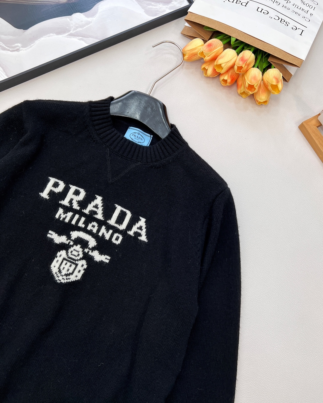 🆕 Prada经典款时尚百搭字母图案提花圆领长袖针织衫 今天这款普达拉王牌经典套头针织衫它来咯~采用10