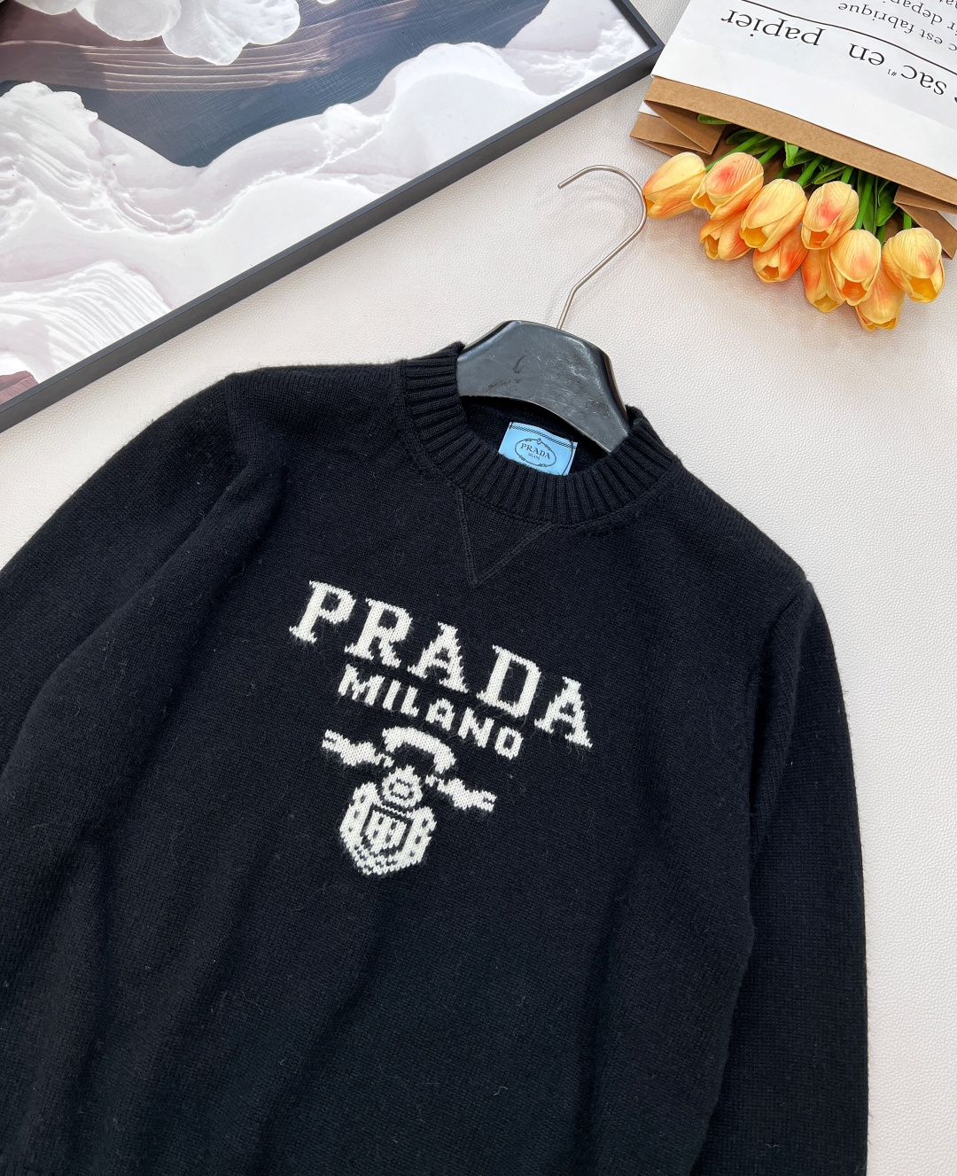 🆕 Prada经典款时尚百搭字母图案提花圆领长袖针织衫 今天这款普达拉王牌经典套头针织衫它来咯~采用10