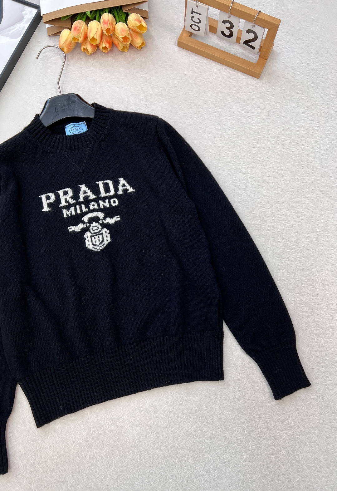 🆕 Prada经典款时尚百搭字母图案提花圆领长袖针织衫 今天这款普达拉王牌经典套头针织衫它来咯~采用10