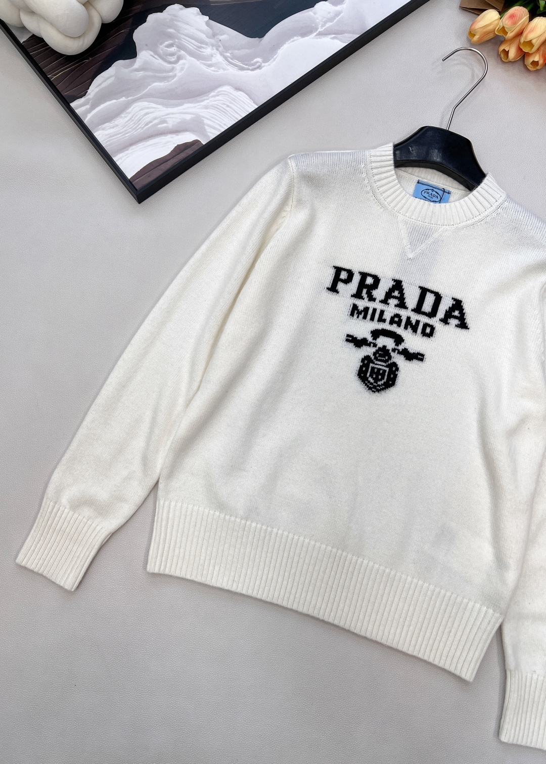 🆕 Prada经典款时尚百搭字母图案提花圆领长袖针织衫 今天这款普达拉王牌经典套头针织衫它来咯~采用10