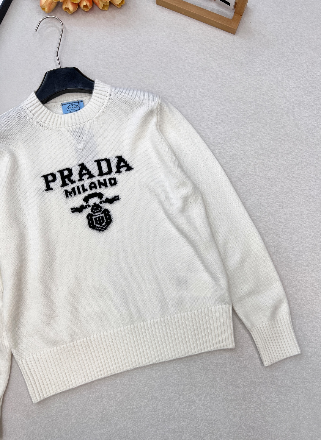 🆕 Prada经典款时尚百搭字母图案提花圆领长袖针织衫 今天这款普达拉王牌经典套头针织衫它来咯~采用10