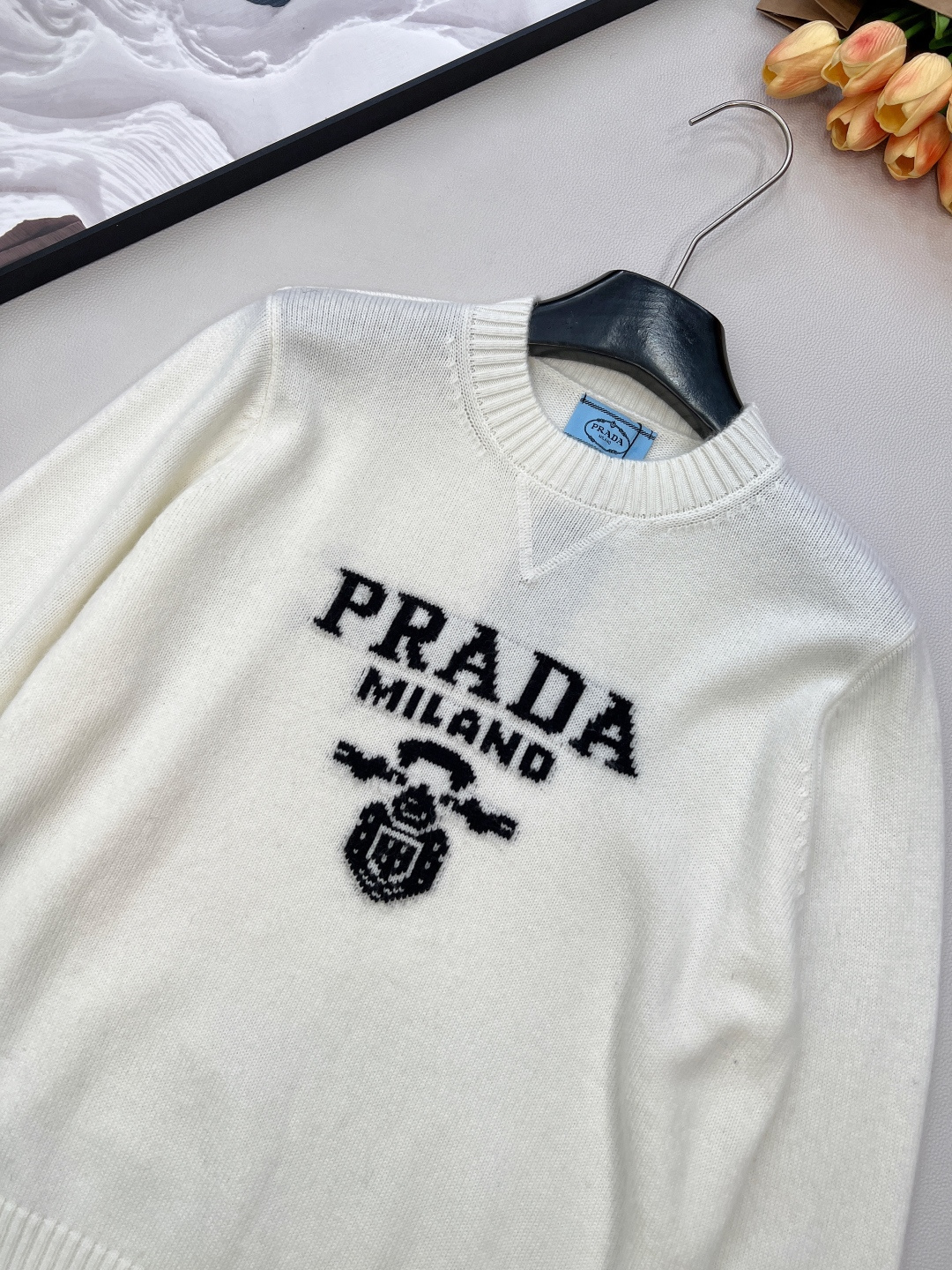 🆕 Prada经典款时尚百搭字母图案提花圆领长袖针织衫 今天这款普达拉王牌经典套头针织衫它来咯~采用10