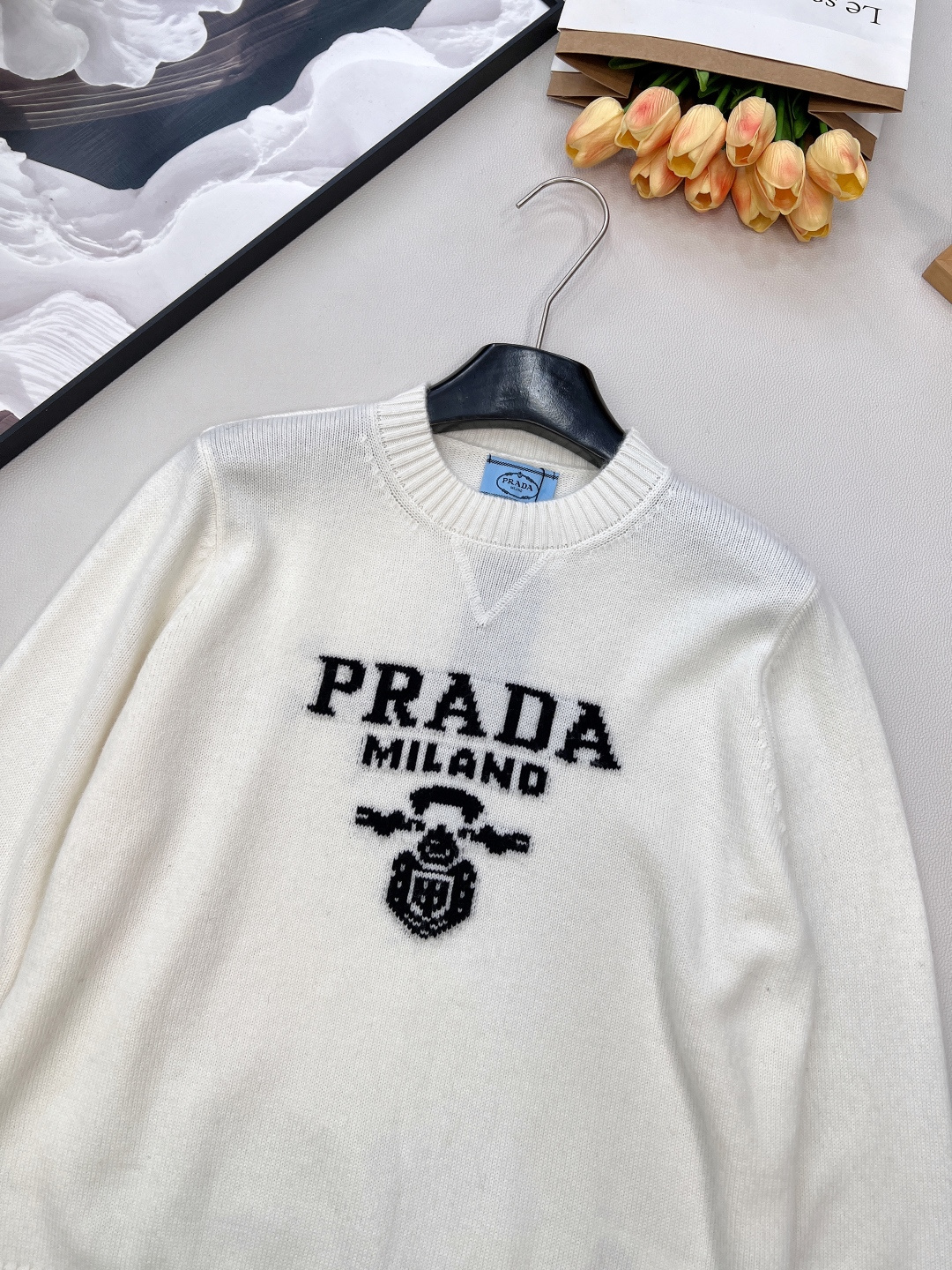 🆕 Prada经典款时尚百搭字母图案提花圆领长袖针织衫 今天这款普达拉王牌经典套头针织衫它来咯~采用10
