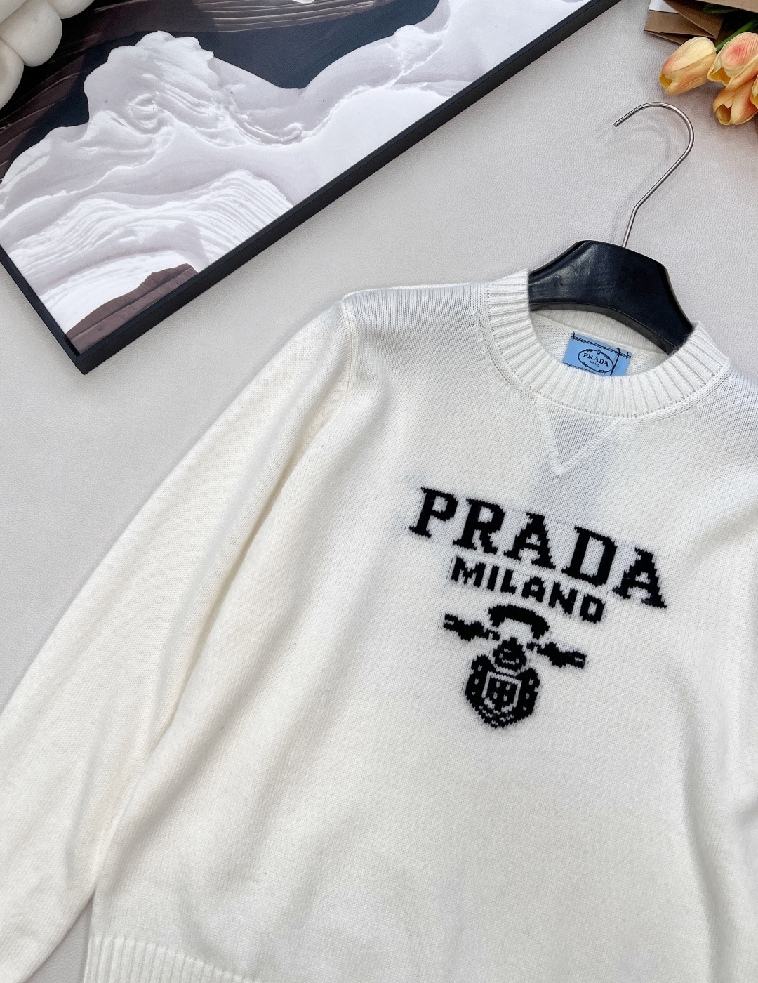 🆕 Prada经典款时尚百搭字母图案提花圆领长袖针织衫 今天这款普达拉王牌经典套头针织衫它来咯~采用10
