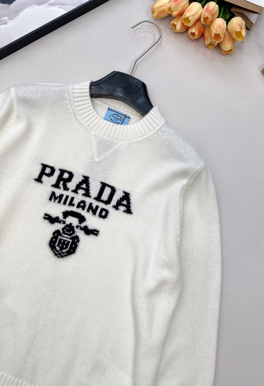 🆕 Prada经典款时尚百搭字母图案提花圆领长袖针织衫 今天这款普达拉王牌经典套头针织衫它来咯~采用10