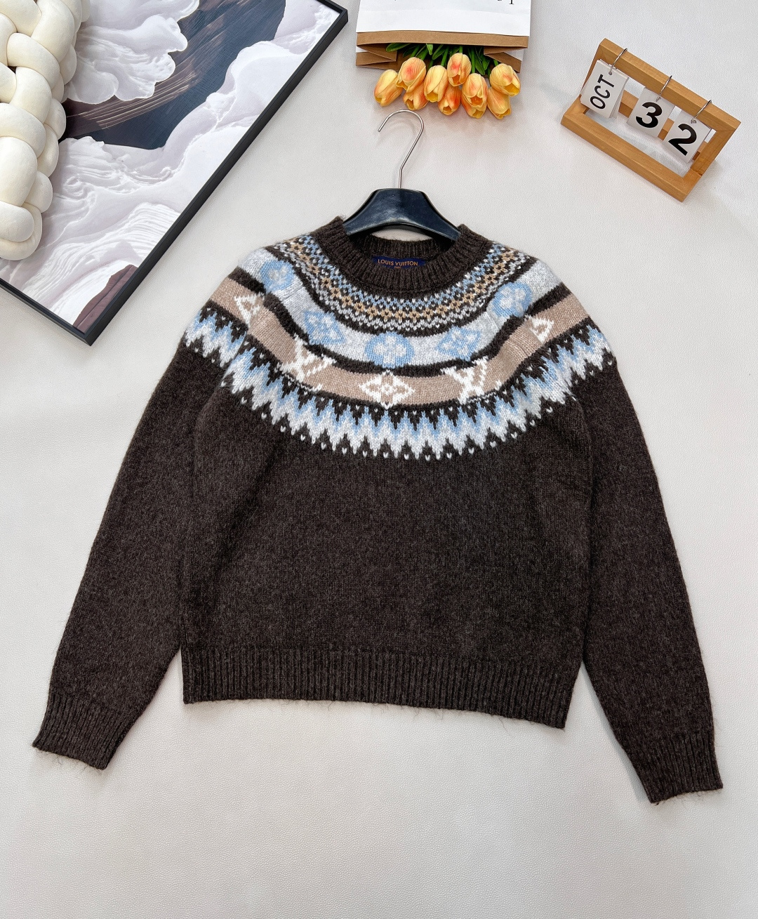 NO:590134,Louis Vuitton 25FW autumn and winter ski series brown Fair Isle knitted sweater丨Exclusive high-end version!  The alpaca blended knitted fabric is used, which is fluffy and soft yet stiff. The Fair Isle jacquard on the neckline and shoulders is a visual condensation of Nordic ski culture. It resembles the texture of melting snow in the snowy mountains and the rhythmic lines of the ski slopes. Each stitch is engraved with the harsh aesthetics of the Alps. The classic logo is hidden in the jacquard, showing the high-luxury pedigree in the details, allowing the retro knitted language to shine with contemporary fashion, complete with three standards!  Big shipment, size sml, code L, louis vuitton, sweaters, alexander wang19860909Louis Vuitton 25FW秋冬滑雪系列棕色费尔岛针织毛衣丨独家高版出品！选用羊驼毛混纺针织面料,蓬松软糯却不失挺括感,领口与肩部的费尔岛提花,是北欧滑雪文化的视觉凝练,似雪山融雪时的肌理、似滑雪道的韵律线条,每一针都复刻着阿尔卑斯山的凛冽美学.经典标识隐于提花之中,于细节处彰显高奢血统,让复古针织语言焕发当代时尚锋芒,三标齐全！大货出 尺码sml 编码L,,louis vuitton,sweaters,alexander wang,Women's clothing