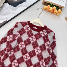 🆕CHANEL菱格logo马海毛红色套头毛衣这件审美共鸣,很难遇到惊艳,这件在红毛衣里面,绝对是压制性的 🆕CHANEL菱格logo马海毛红色套头毛衣这件审美共鸣,很难遇到惊艳,这件在红毛衣里面,绝对是压制性的
