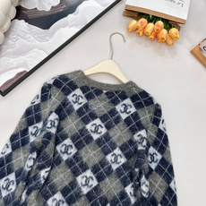 🆕CHANEL菱格logo马海毛红色套头毛衣这件审美共鸣,很难遇到惊艳,这件在红毛衣里面,绝对是压制性的 🆕CHANEL菱格logo马海毛红色套头毛衣这件审美共鸣,很难遇到惊艳,这件在红毛衣里面,绝对是压制性的