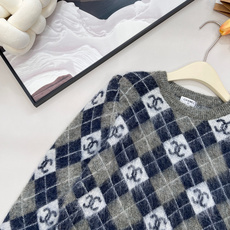 🆕CHANEL菱格logo马海毛红色套头毛衣这件审美共鸣,很难遇到惊艳,这件在红毛衣里面,绝对是压制性的 🆕CHANEL菱格logo马海毛红色套头毛衣这件审美共鸣,很难遇到惊艳,这件在红毛衣里面,绝对是压制性的