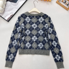 🆕CHANEL菱格logo马海毛红色套头毛衣这件审美共鸣,很难遇到惊艳,这件在红毛衣里面,绝对是压制性的 🆕CHANEL菱格logo马海毛红色套头毛衣这件审美共鸣,很难遇到惊艳,这件在红毛衣里面,绝对是压制性的