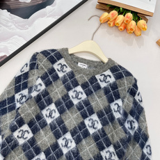 🆕CHANEL菱格logo马海毛红色套头毛衣这件审美共鸣,很难遇到惊艳,这件在红毛衣里面,绝对是压制性的 🆕CHANEL菱格logo马海毛红色套头毛衣这件审美共鸣,很难遇到惊艳,这件在红毛衣里面,绝对是压制性的