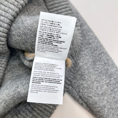 🆕Miumiu新款拼羊羔毛一体连帽针织开衫,它采用羊羔毛与针织面料的创新拼接:驼色羊羔毛铺陈于衣身主体, 🆕Miumiu新款拼羊羔毛一体连帽针织开衫,它采用羊羔毛与针织面料的创新拼接:驼色羊羔毛铺陈于衣身主体,