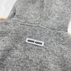 🆕Miumiu新款拼羊羔毛一体连帽针织开衫,它采用羊羔毛与针织面料的创新拼接:驼色羊羔毛铺陈于衣身主体, 🆕Miumiu新款拼羊羔毛一体连帽针织开衫,它采用羊羔毛与针织面料的创新拼接:驼色羊羔毛铺陈于衣身主体,