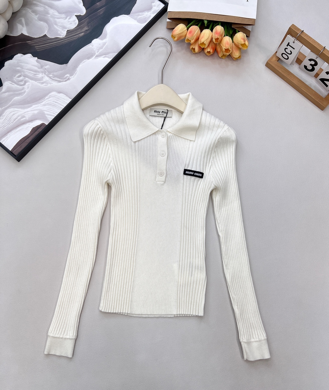 NO:590117,Miumiu25FW new autumn and winter micro-label patch wool knitted long-sleeved bottoming shirt | Exclusive high-end version!  It is made of wool knitted fabric, which has a cloud-like soft and waxy touch, and is delicate and skin-friendly without being stuck; it has a letter patch on the chest, a slim-fitting slightly elastic cut, which fits the body shape but is not tight, and is compatible with various body shapes; the classic basic style with lapels and long sleeves is a practical model that can be matched with everything in the autumn and winter wardrobe. It has three standards and two colors. Sizes are sml compiled,, miumiu, alexander wang19860909Miumiu25FW秋冬新款微标贴片羊毛针织长袖打底衫丨独家高版出品！采用羊毛针织面料,自带云朵般软糯触感,细腻亲肤不扎身；胸前字母贴片,修身微弹剪裁,贴合身形却不紧绷,兼容各种身型；翻领长袖的经典基础款型,是秋冬衣橱里「万物皆可搭」的实用款.三标齐全,两色出 尺码sml 编,,miumiu,alexander wang,Women's clothing