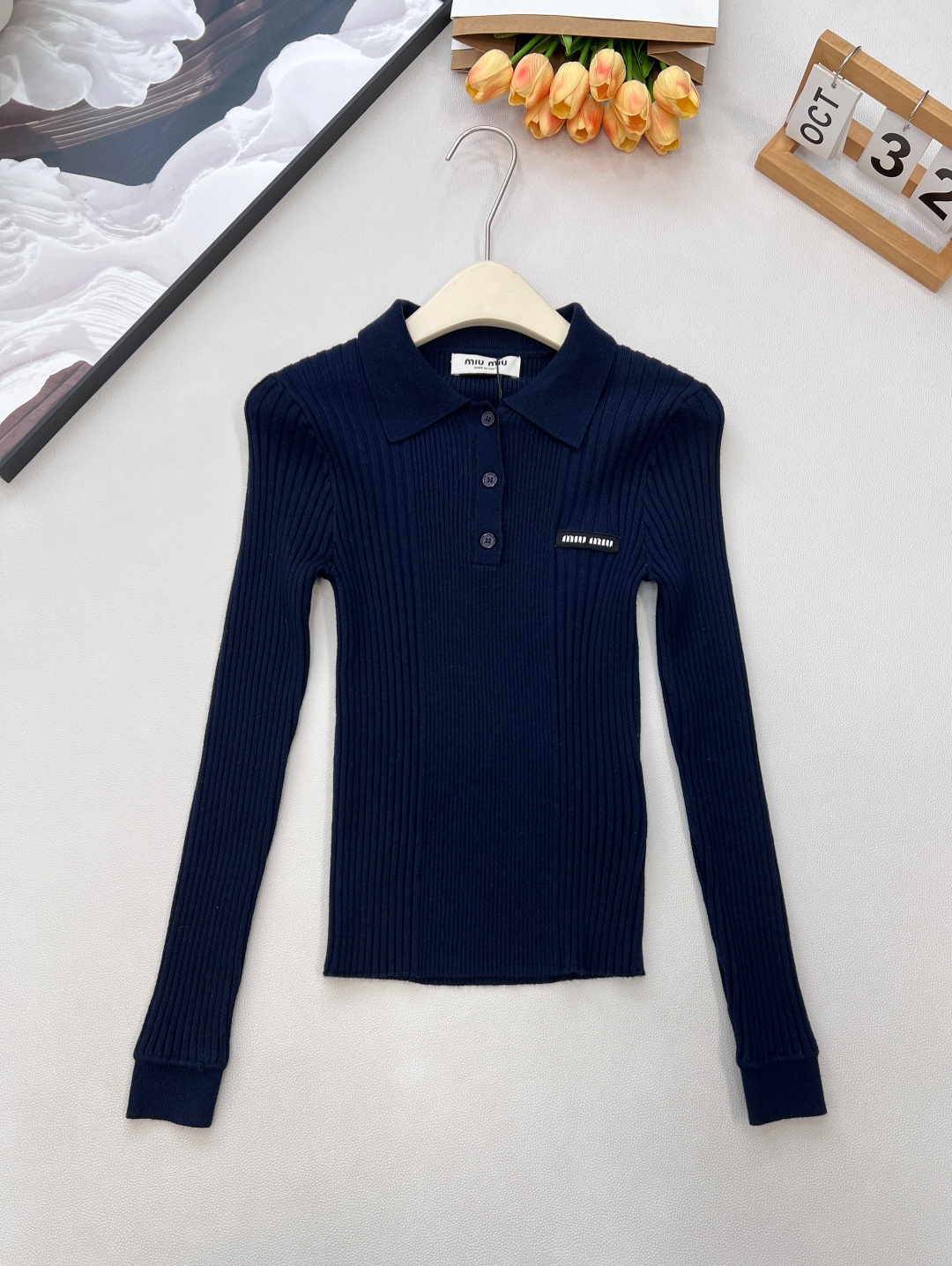 NO:590114,Miumiu25FW new autumn and winter micro-label patch wool knitted long-sleeved bottoming shirt | Exclusive high-end version!  It is made of wool knitted fabric, which has a soft and waxy touch like clouds, and is delicate and skin-friendly without being stuck; it has a letter patch on the chest, a slim-fitting and slightly elastic cut, which fits the body shape but is not tight, and is compatible with various body shapes; the classic basic style with lapels and long sleeves is a practical model that can be matched with everything in the autumn and winter wardrobe. It has three standards and two colors. Size sml code,, miumiu, alexander wang19860909Miumiu25FW秋冬新款微标贴片羊毛针织长袖打底衫丨独家高版出品！采用羊毛针织面料,自带云朵般软糯触感,细腻亲肤不扎身；胸前字母贴片,修身微弹剪裁,贴合身形却不紧绷,兼容各种身型；翻领长袖的经典基础款型,是秋冬衣橱里「万物皆可搭」的实用款.三标齐全,两色出 尺码sml 编码,,miumiu,alexander wang,Women's clothing