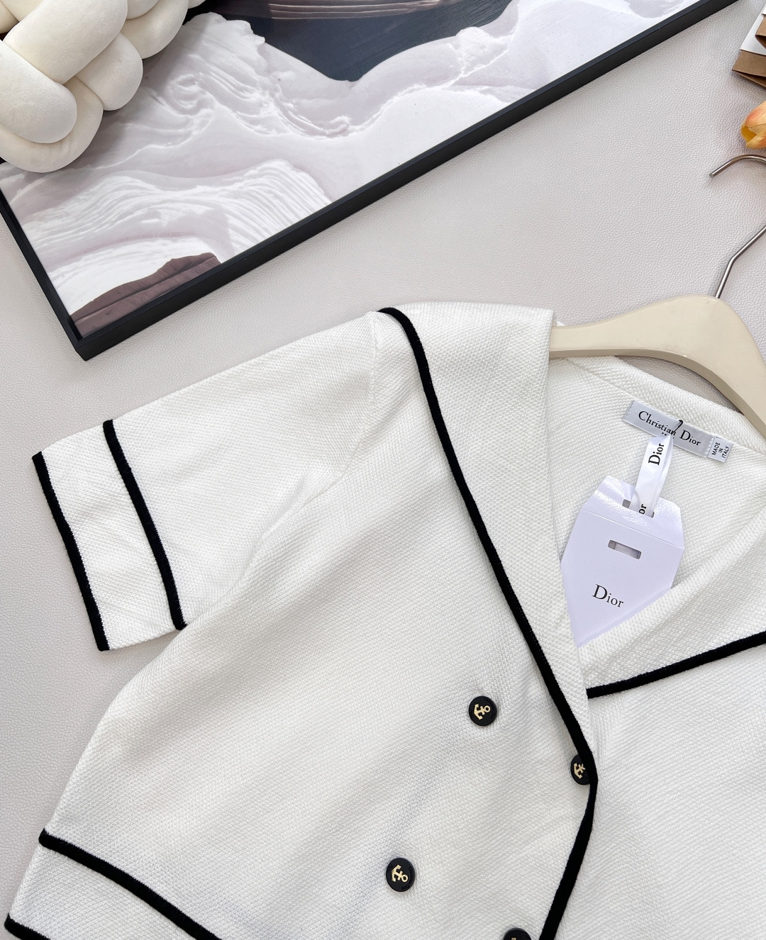 🆕DIOR新款海军领撞色针织短夹克，法式优雅与摩登率性的完美碰撞，当经典海军领邂逅迪奥的高级时尚基因，这