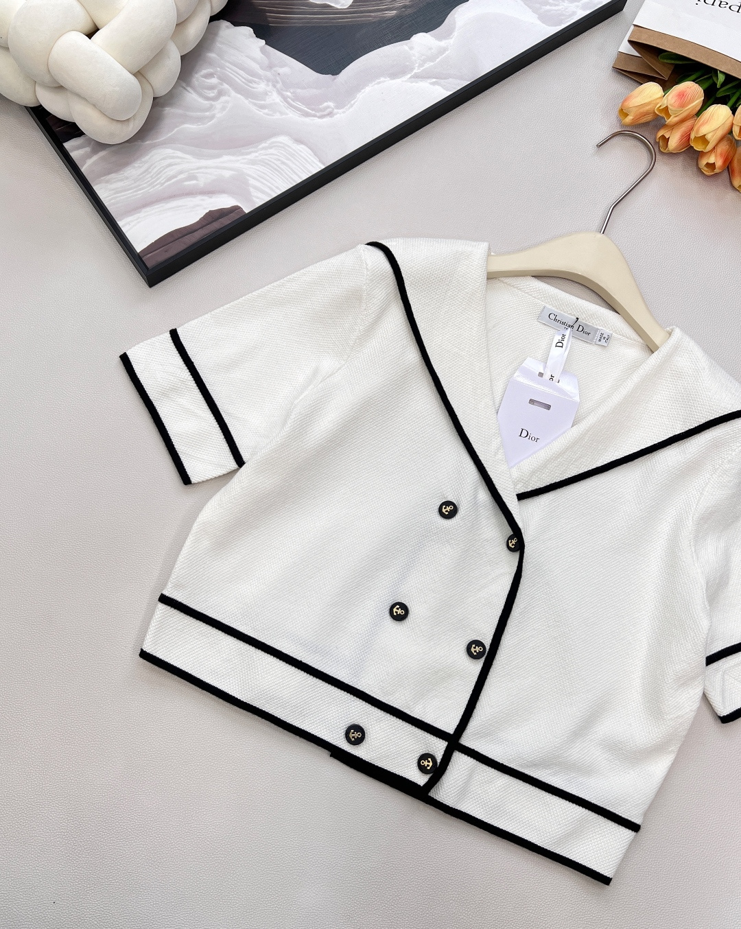 🆕DIOR新款海军领撞色针织短夹克，法式优雅与摩登率性的完美碰撞，当经典海军领邂逅迪奥的高级时尚基因，这