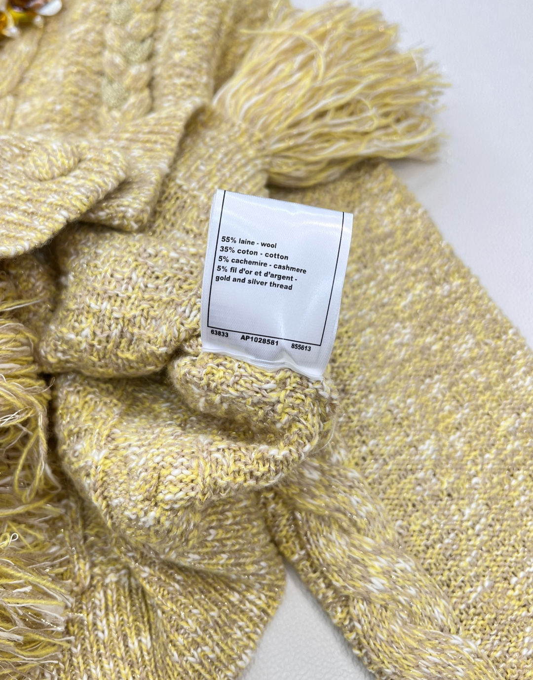 🆕CHANEL新款小香风领口穿珠针织开衫，当下流行的“老钱风”穿搭单品。它采用了复古绞花针织工艺，整体为