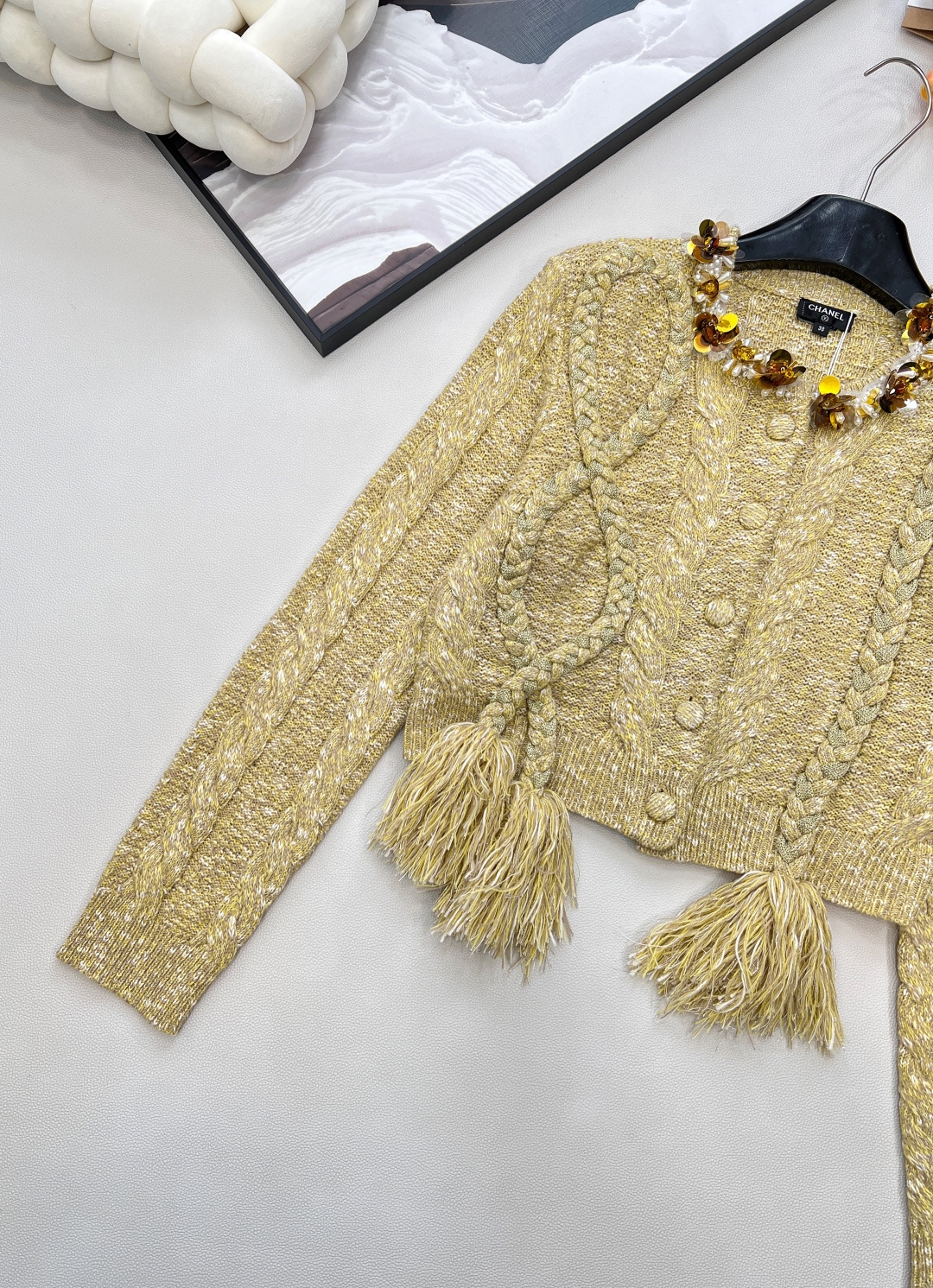 🆕CHANEL新款小香风领口穿珠针织开衫，当下流行的“老钱风”穿搭单品。它采用了复古绞花针织工艺，整体为