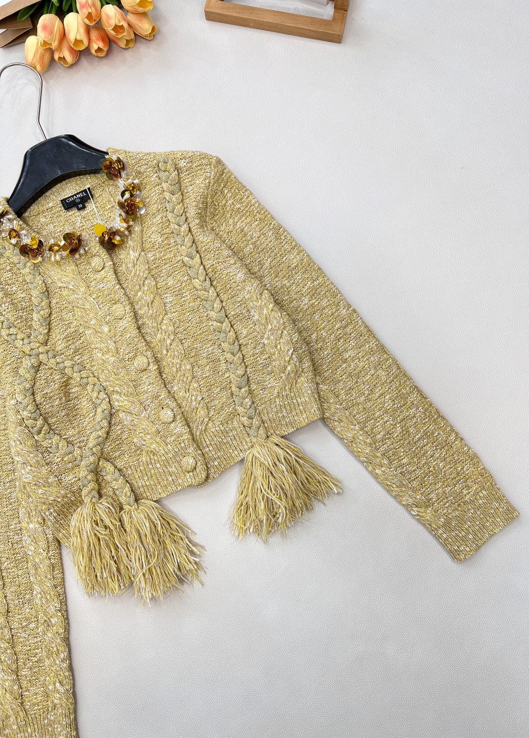 🆕CHANEL新款小香风领口穿珠针织开衫，当下流行的“老钱风”穿搭单品。它采用了复古绞花针织工艺，整体为