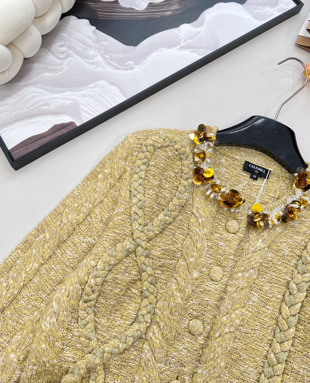 🆕CHANEL新款小香风领口穿珠针织开衫，当下流行的“老钱风”穿搭单品。它采用了复古绞花针织工艺，整体为