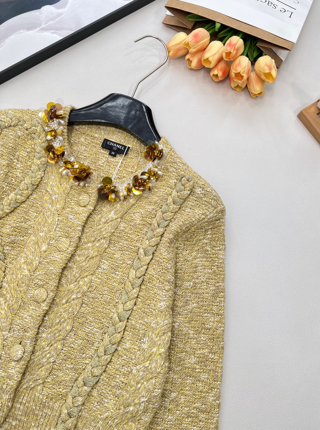 🆕CHANEL新款小香风领口穿珠针织开衫，当下流行的“老钱风”穿搭单品。它采用了复古绞花针织工艺，整体为