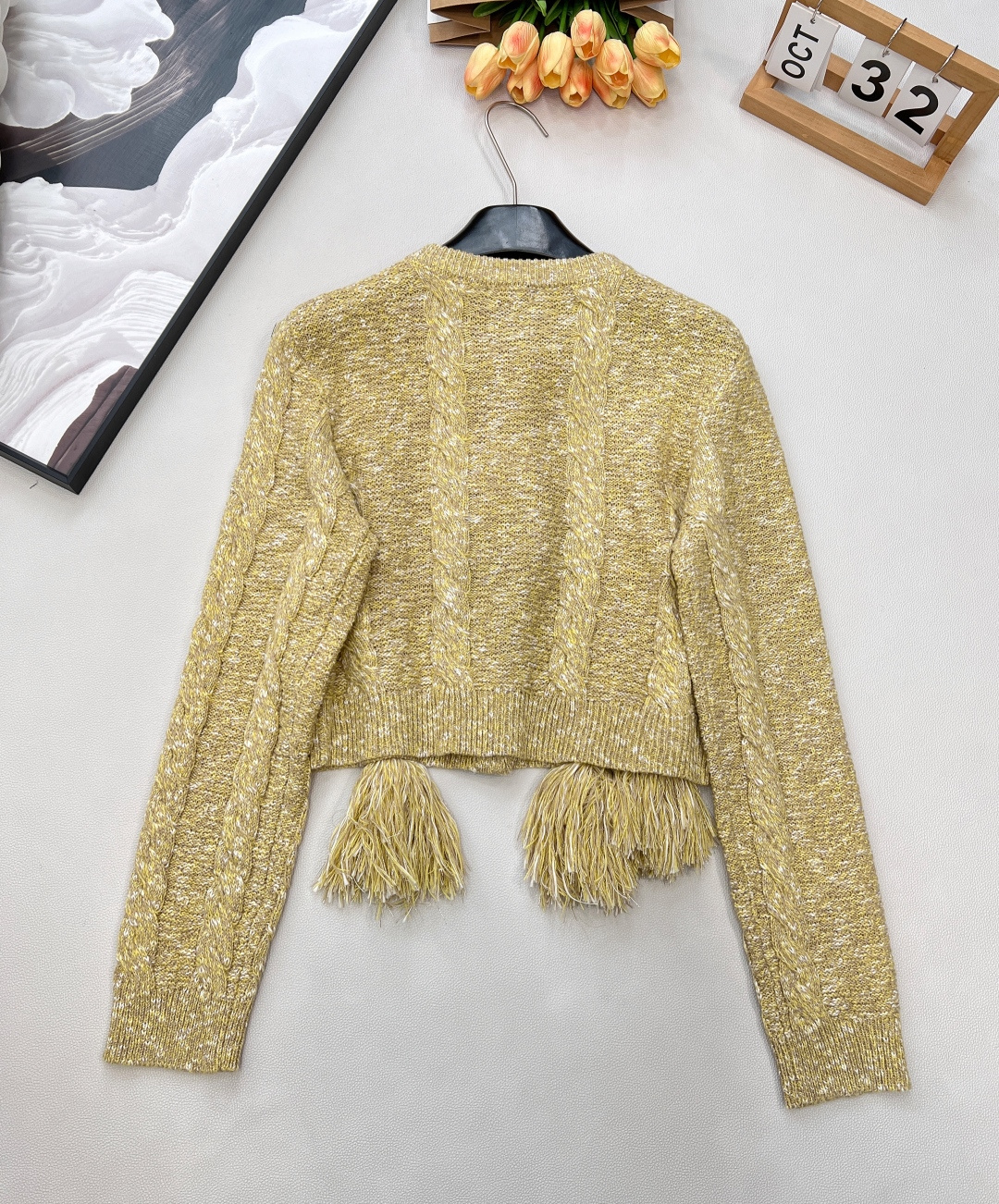 🆕CHANEL新款小香风领口穿珠针织开衫，当下流行的“老钱风”穿搭单品。它采用了复古绞花针织工艺，整体为