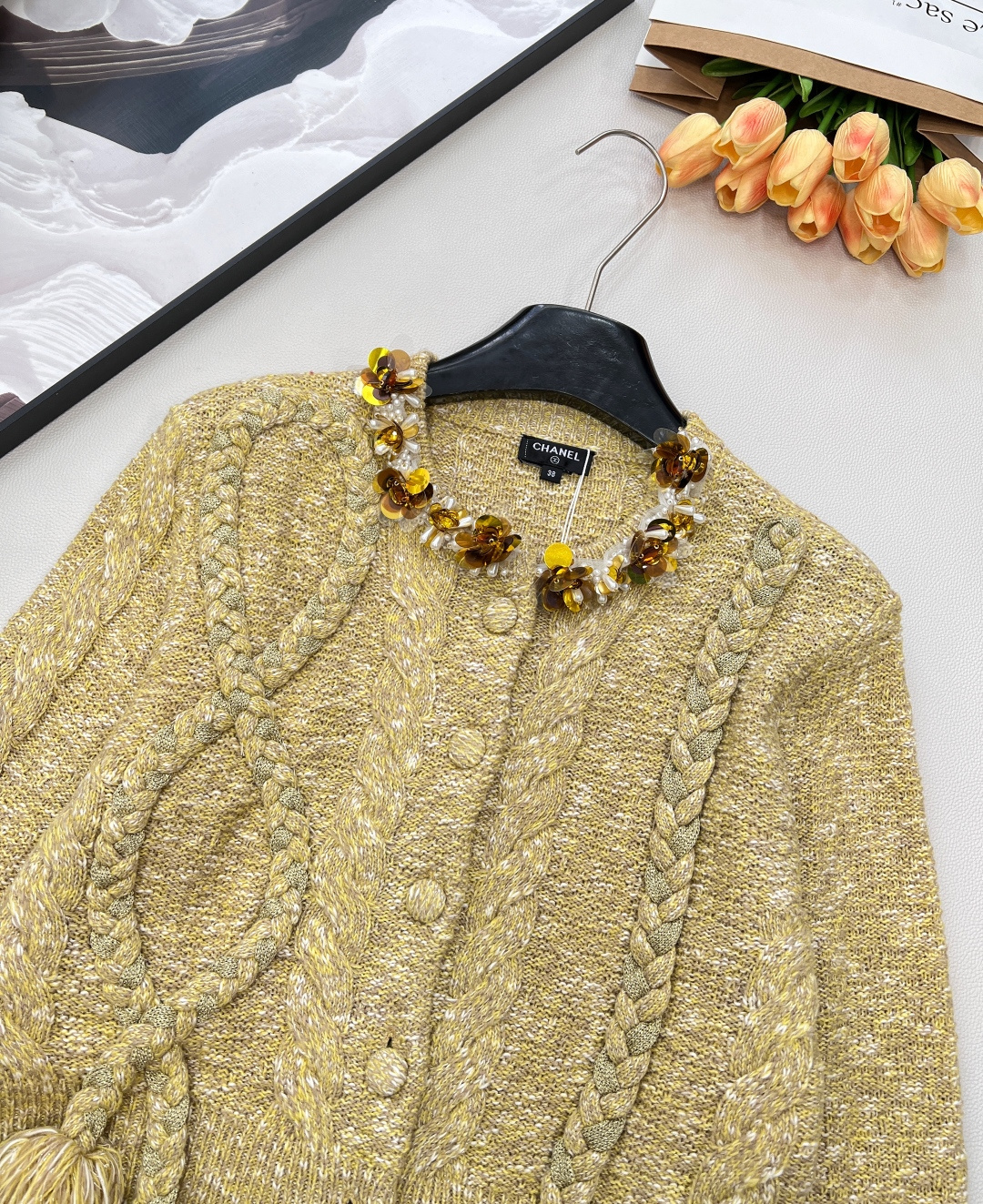 🆕CHANEL新款小香风领口穿珠针织开衫，当下流行的“老钱风”穿搭单品。它采用了复古绞花针织工艺，整体为