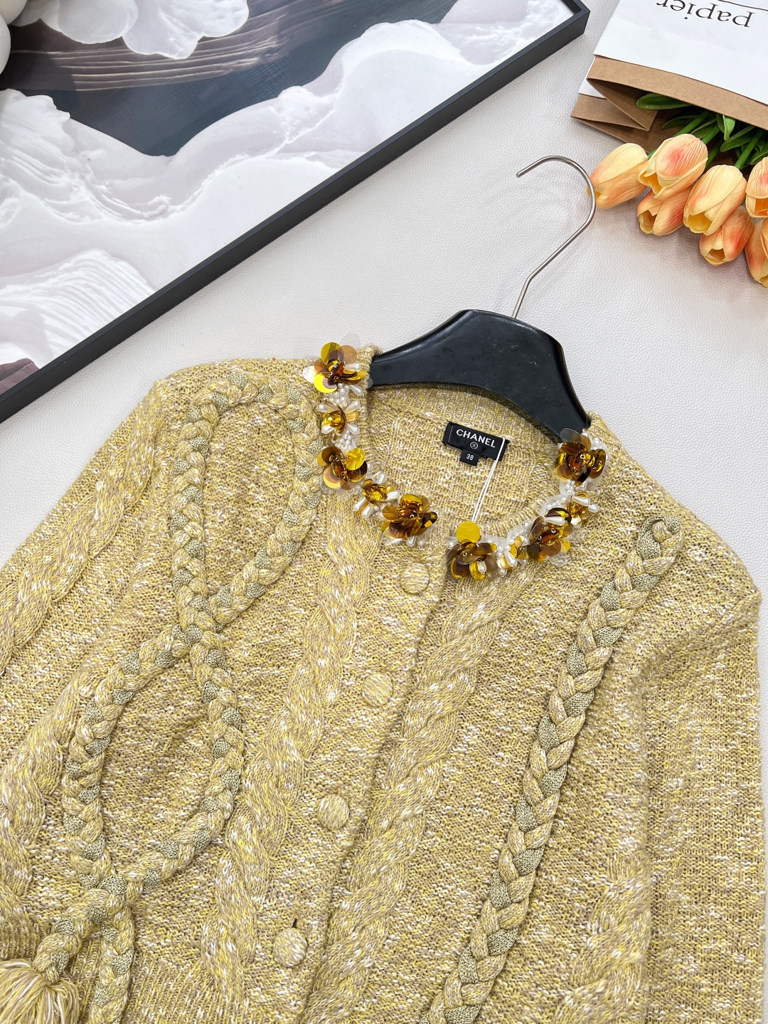 🆕CHANEL新款小香风领口穿珠针织开衫，当下流行的“老钱风”穿搭单品。它采用了复古绞花针织工艺，整体为