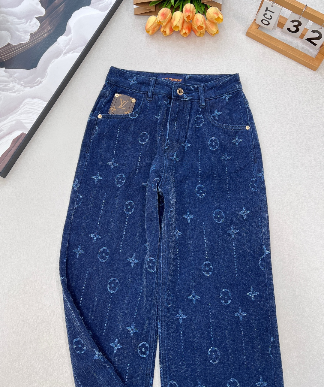 🆕LOUIS VUITTON新款提花磨毛直筒裤，采用优质面料，内里有做磨毛，满印提花设计，复古洗水工艺，