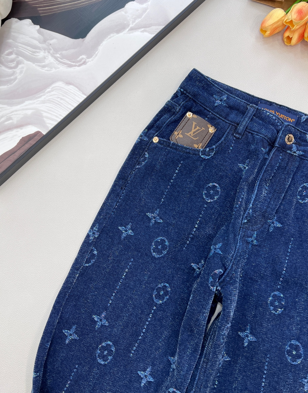 🆕LOUIS VUITTON新款提花磨毛直筒裤，采用优质面料，内里有做磨毛，满印提花设计，复古洗水工艺，