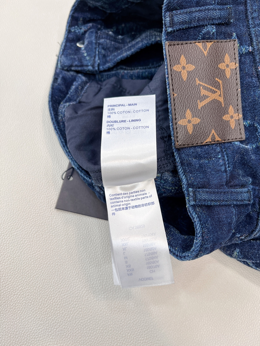 🆕LOUIS VUITTON新款提花磨毛直筒裤，采用优质面料，内里有做磨毛，满印提花设计，复古洗水工艺，