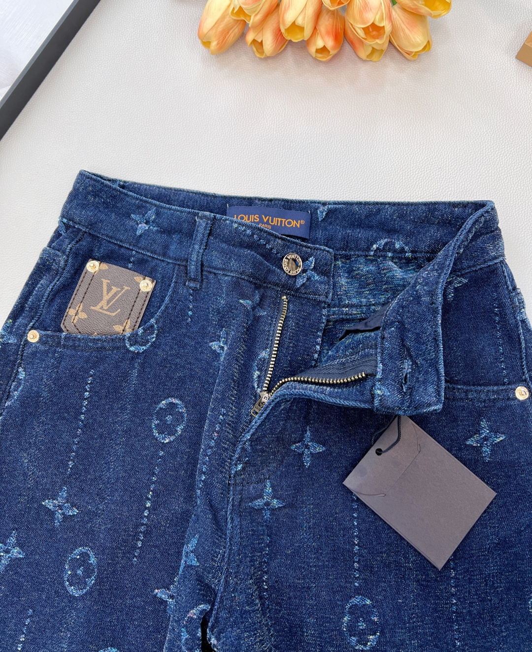 🆕LOUIS VUITTON新款提花磨毛直筒裤，采用优质面料，内里有做磨毛，满印提花设计，复古洗水工艺，