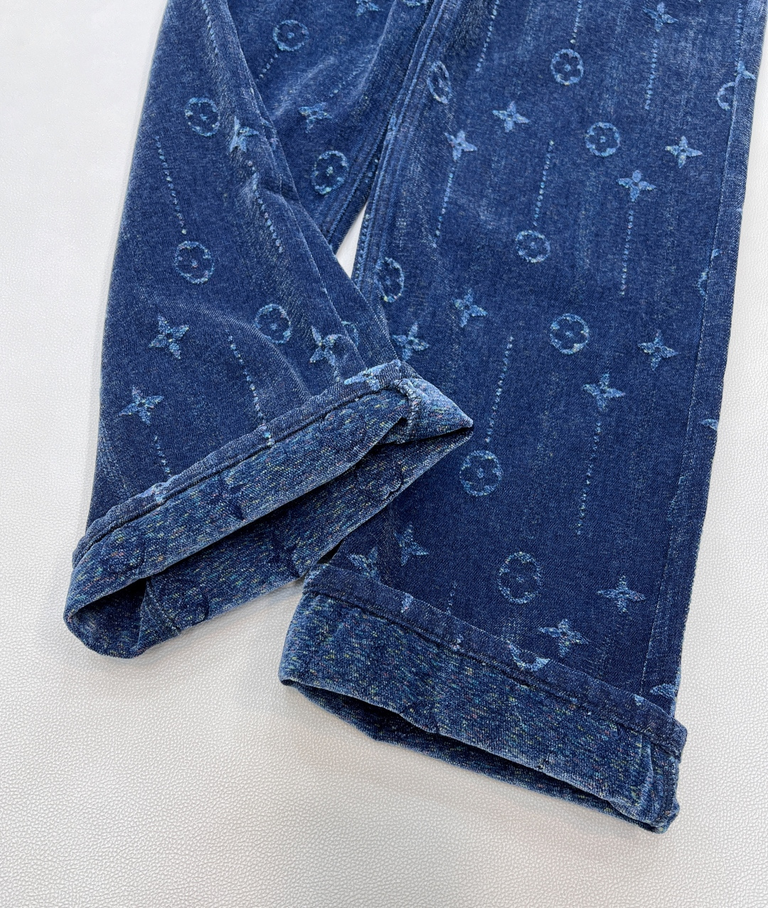 🆕LOUIS VUITTON新款提花磨毛直筒裤，采用优质面料，内里有做磨毛，满印提花设计，复古洗水工艺，