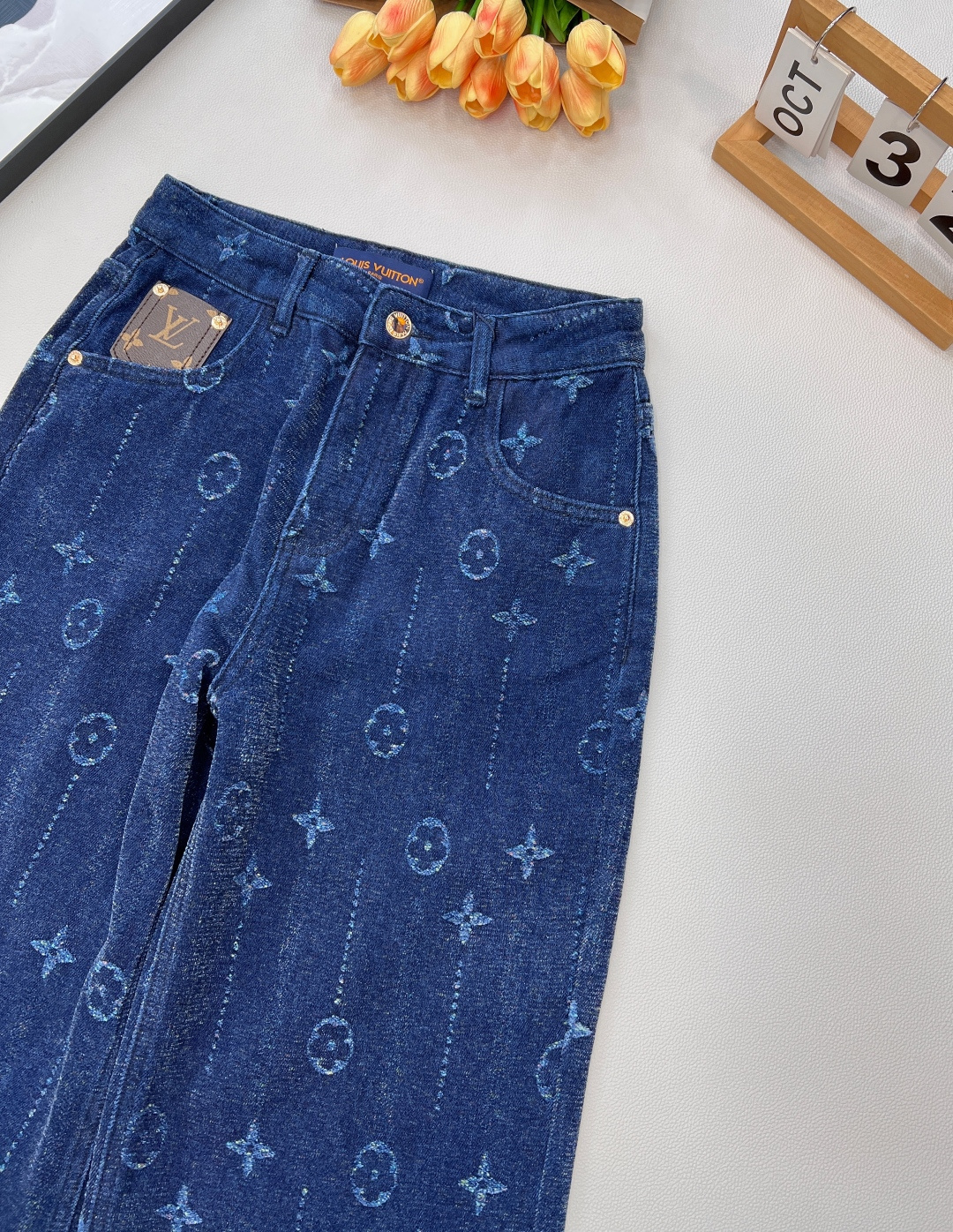 🆕LOUIS VUITTON新款提花磨毛直筒裤，采用优质面料，内里有做磨毛，满印提花设计，复古洗水工艺，