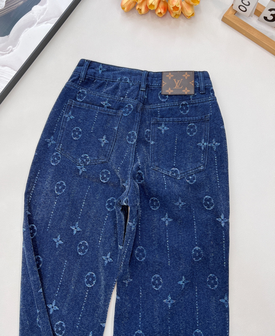🆕LOUIS VUITTON新款提花磨毛直筒裤，采用优质面料，内里有做磨毛，满印提花设计，复古洗水工艺，