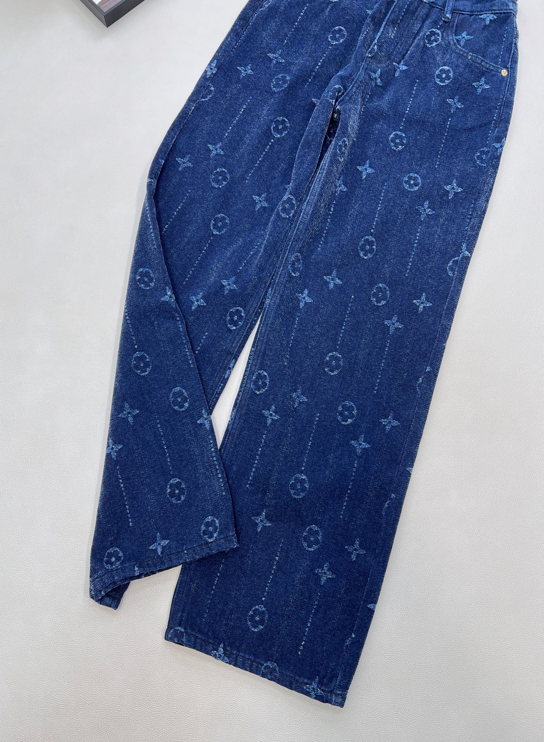 🆕LOUIS VUITTON新款提花磨毛直筒裤，采用优质面料，内里有做磨毛，满印提花设计，复古洗水工艺，