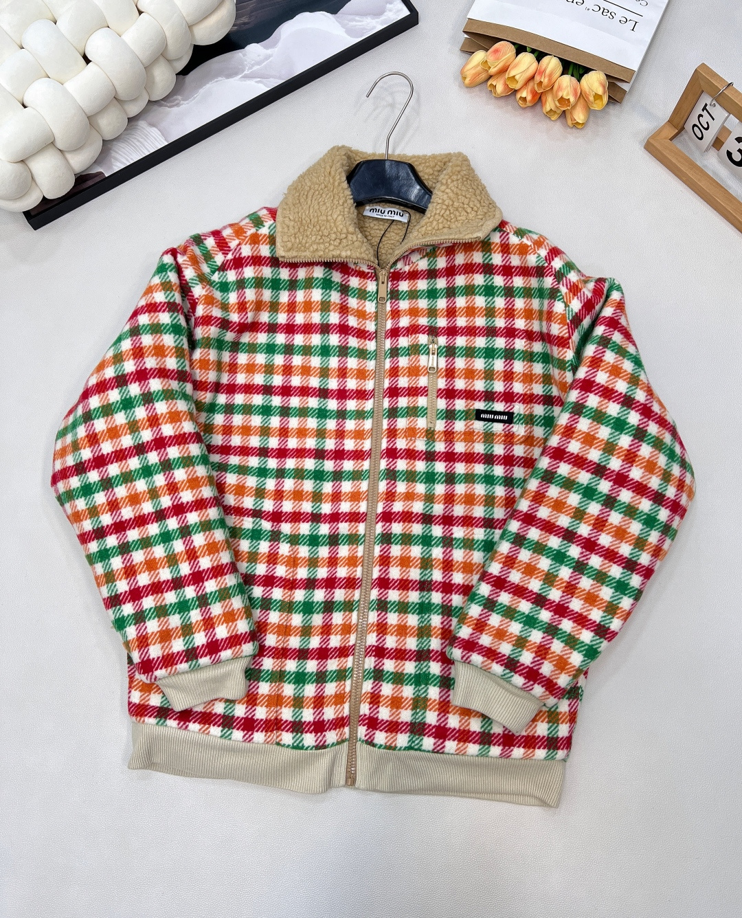 NO:590600,Miumiu25Fw new autumn and winter show color plaid lamb fur collar jacket | exclusively developed by yb!  High quality production!  Soft lambswool lapels and linings, golden zippers running through the body, and the brand logo on the small chest pocket combine the plaid and lambswool elements to create a sweet and cool girly feel, redefining the luxury casual style in autumn and winter. Selected wool blended fabrics, the plaid weave is delicate and crisp;  The lambswool collar has been specially treated and oversized to fit a variety of body shapes. It has good fluffiness and skin-friendly properties, taking into account warmth and style. Every stitching and hardware continues Miu's high-end craftsmanship, allowing practical wear and luxury to coexist. Complete with three standards, large quantities are shipped.  Size sml code M,,miumiu,versace,jackets & coats,jackets & coats,alexander wang19860909Miumiu25Fw秋冬新款秀款彩色格纹羊羔毛领夹克外套丨独家yb开发！高版出品！柔软羊羔毛翻领与内衬,金色拉链贯穿衣身,搭配胸口小口袋的品牌徽标,将格纹与羊羔毛元素碰撞出甜酷兼具的少女感,重新定义秋冬奢华休闲风.精选羊毛混纺面料,格纹织法细腻挺括；羊羔毛领经特殊处理,Oversize剪裁适配多元身材,蓬松度与亲肤性俱佳,兼顾保暖与造型感.每一处缝线与五金都延续Miu的高定工艺,让实穿性与奢华感并存.三标齐全,大货出 尺码sml 编码M,,miumiu,versace,jackets & coats,jackets & coats,alexander wang,Women's clothing