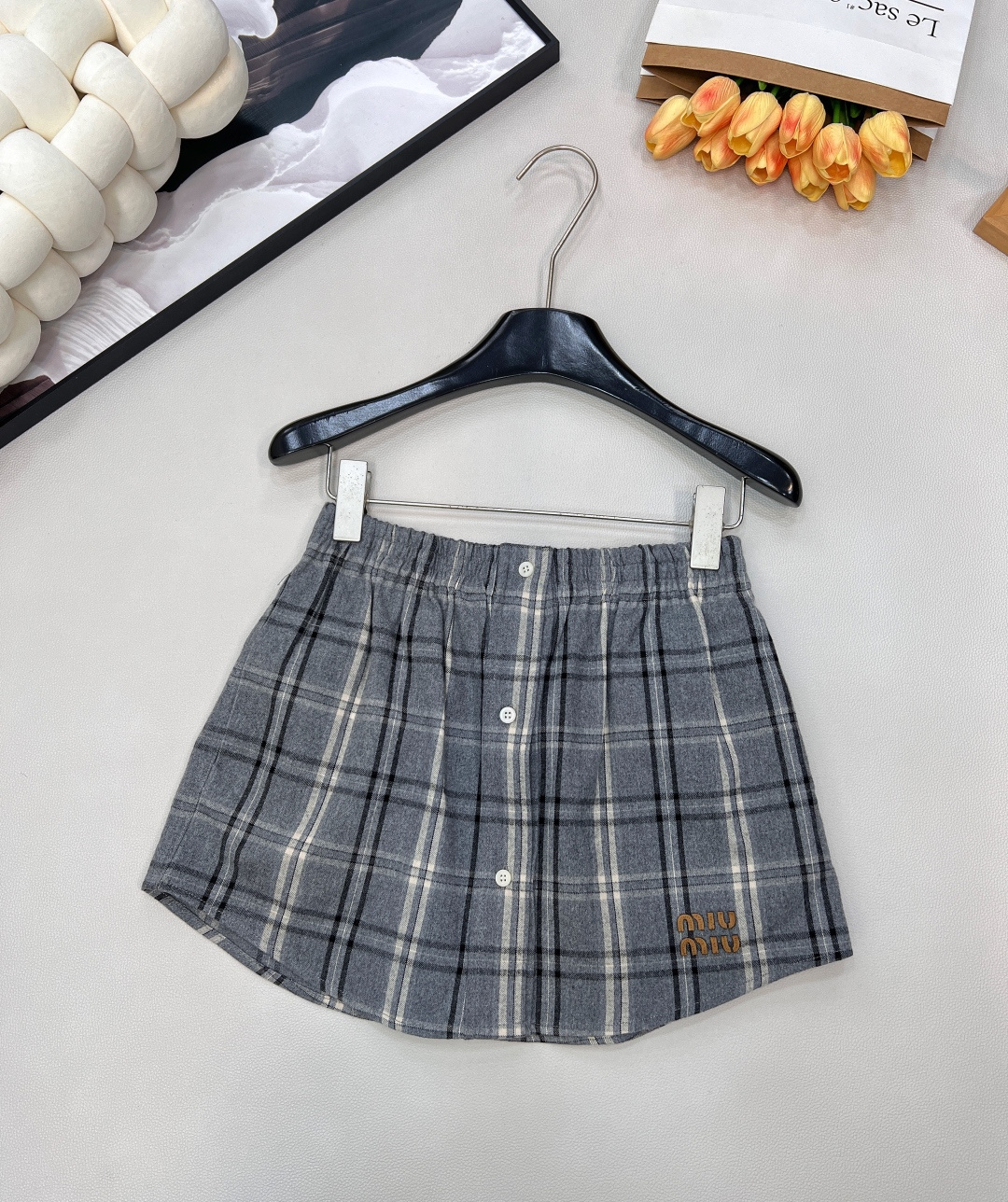 NO:590593,Miumiu2025 new checkered-on-striped plaid high-waisted elastic skirt, the whole body is decorated with cotton woolen material, the texture is soft and comfortable, fashionable and western style, elastic waist short skirt cut, center button placket on the front, three-dimensional stitching of leather-like letters on the hem  The logo decoration fully shows the brand style. The whole body is composed of black and gray three-color plaid pattern, which perfectly restores the appearance of YB. It is high-end fashion. The drawstring can adjust the elasticity, which is comfortable and warm. It is the first choice for autumn and winter wear, fashionable and western-style. Series of shirts  Dresses also have customized fabrics and accessories, complete with three standards, large quantities shipped, size SML code M, miumiu, skirts, alexander wang19860909Miumiu2025新款对格对条格纹高腰弹力半裙,通体饰以全棉毛呢材质,质感柔软舒适,时髦洋气,松紧腰短裙剪裁,前幅居中纽扣开襟,下摆立体拼接皮质感字母徽标装饰,尽显品牌格调.通体对格对条黑白灰三色组成格纹图案,完美还原YB品相,高级时尚,抽绳调节松紧,舒适同时保暖性能,秋冬穿搭首选,时尚洋气.系列衬衣 连衣裙也有 定制面辅料 ,三标齐全,大货出 尺码sml 编码M,,miumiu,skirts,alexander wang,Women's clothing