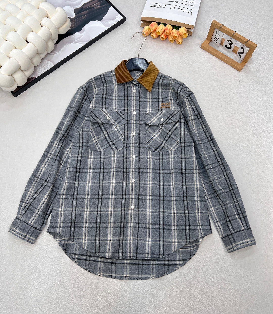 NO:590589,Miumiu2025 new embroidered letter striped and checked plaid shirt, the whole body is decorated with cotton wool material, the texture is soft and comfortable, fashionable and fashionable, the silhouette is oversized, the corduroy collar is spliced with contrasting colors, the color fabrics are double-colliding, the gray plaid texture is simple and fashionable. The three-dimensional letter logo on the flap pocket highlights the details, easily showing the college style. Paired with a series of skirts, the upper body is younger and more fashionable, showing the British college style. Customized surface accessories  , complete three standards, large shipments, size sml code, miumiu, versace, skirts, shirts, alexander wang19860909Miumiu2025新品刺绣字母对条对格格纹衬衫,通体饰以全棉毛呢材质,质感柔软舒适,时髦洋气,廓形Oversized衬衫裁剪,灯芯绒领拼接撞色,色彩面料双碰撞,对格灰色格纹肌理,简约时尚.翻盖口袋之上,立体字母徽标点亮细节,轻松彰显学院风范格调.搭配系列半裙,上身减龄时髦,呈现英伦学院风格.定制面辅料 ,三标齐全,大货出 尺码sml 编码,,miumiu,versace,skirts,shirts,alexander wang,Women's clothing
