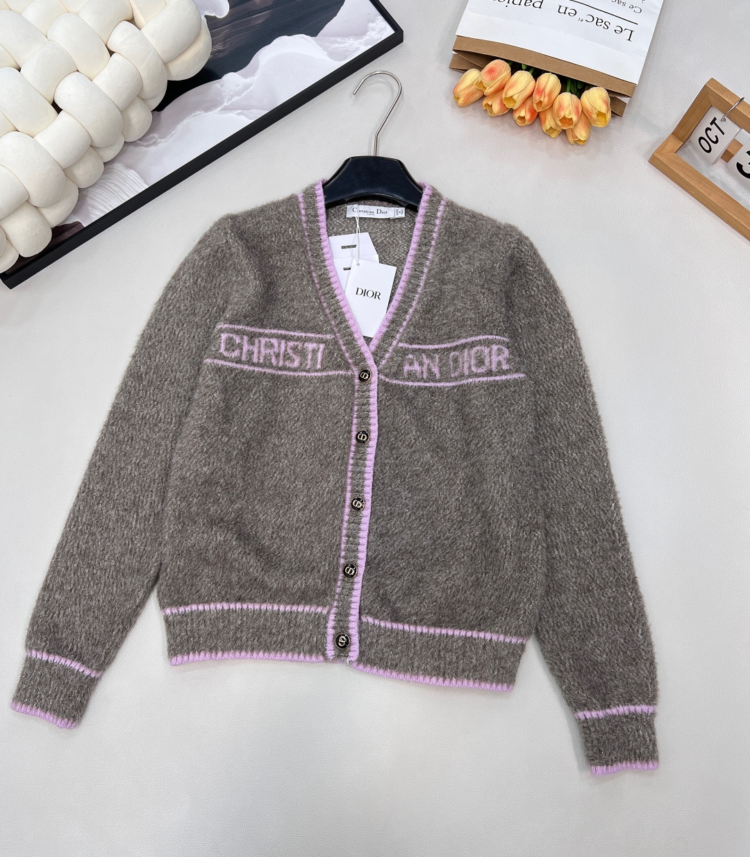 NO:590583,DIOR's new monogram crocheted classic temperament fur cardigan comes with a beauty filter. It has the gentleness of autumn but is not as heavy as a winter sweater. It is made of a high proportion of South African super-soft wool blend and will not irritate the skin when worn. This low-saturation khaki yellow tone has a soft and waxy feel and is very gentle on the upper body and very flattering to the skin tone. Such a high-end color is really irresistible for girls. It can be worn with any combination and it can be worn alone. It is also very friendly to sensitive skin.  It feels quite textured to the touch!  Awesome in capital letters. Large quantities of goods have been shipped. Available from stock. Three standards are complete. Large quantities of goods are shipped. Size, SML, coding, dior, sweaters, alexander wang19860909DIOR新款字母钩花经典气质毛毛开衫 自带美颜滤镜 有秋天的温柔 但不会像冬季毛衣那样厚重 成分是高比例南非超柔软羊毛混纺穿在身上不刺皮肤 这款低饱和度的卡其黄色调 手感软糯舒适 上身非常温柔而且非常衬肤色 上身很少女这么高级的颜色真的是无法抗拒哦 随便搭配都很少女心爆棚 单穿都可以 上身完全不会扎身 敏感肌也很友好的一款 手感摸起来相当有质感！大写的给力 大货已出 现货供应 ,三标齐全,大货出 尺码sml 编码,,dior,sweaters,alexander wang,Women's clothing