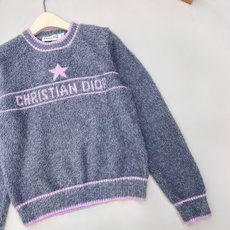 🆕DIOR25FW💗字母钩花毛毛毛衣..💖💖敲级愤粉嫩的一件 一眼便爱上的款 减龄必备无疑了✌️采用羊绒 🆕DIOR25FW💗字母钩花毛毛毛衣..💖💖敲级愤粉嫩的一件 一眼便爱上的款 减龄必备无疑了✌️采用羊绒