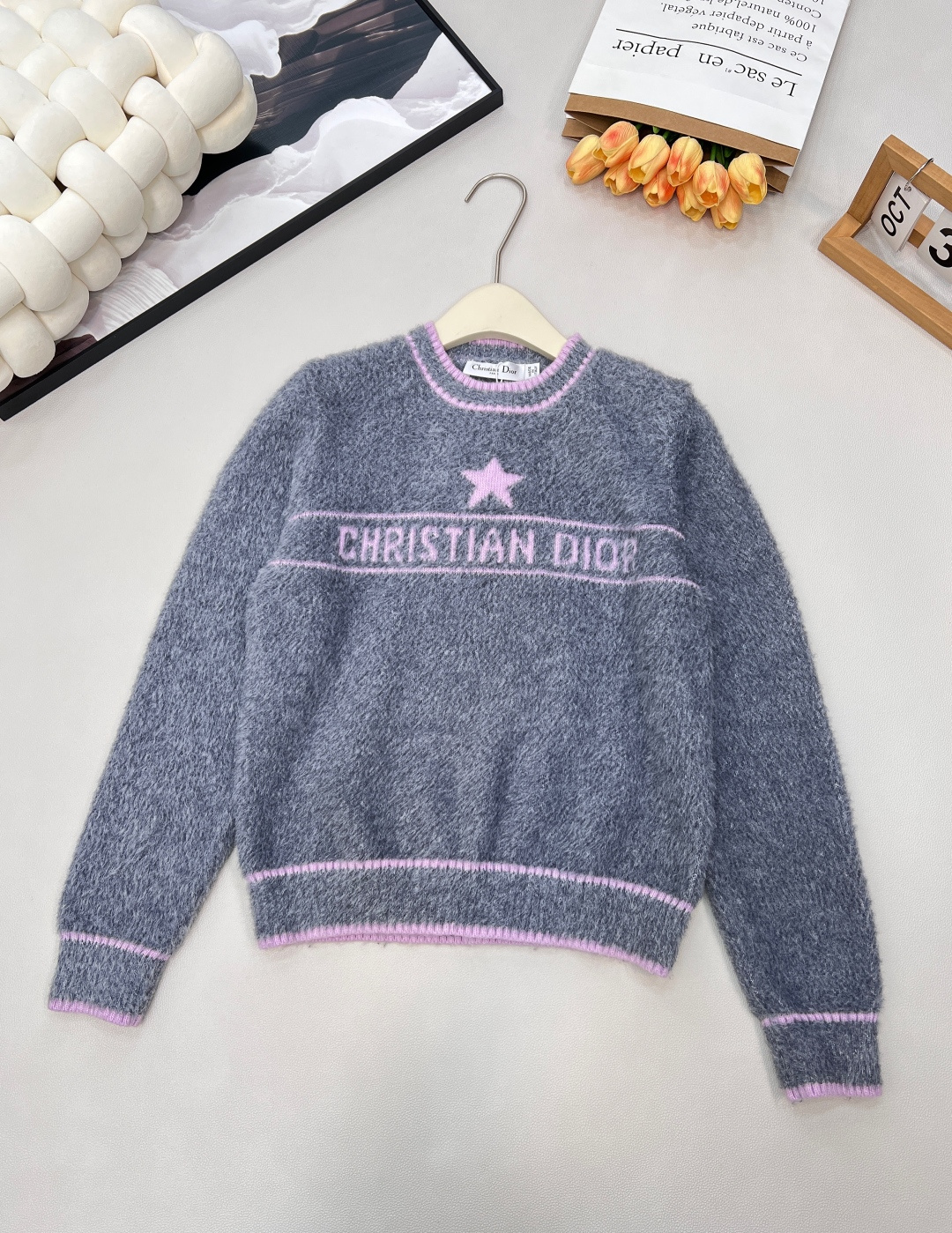 NO:590581,DIOR25FW monogram crocheted fur sweater...a classy pink one that you'll fall in love with at first sight. It's a must-have for age reduction. Made of cashmere and wool blended fabrics, it feels soft and the upper body is skin-friendly and comfortable. The crochet craftsmanship is used on the chest. It's full of sophistication. It looks good with denim, shorts and skirts, and is full of girlishness!  Be sure to keep this one in your hands in autumn and winter. I love it. It has all three standards!  Two colors of bulk goods are out!  Size sml code D,,dior,skirts,shorts,sweaters,alexander wang19860909DIOR25FW字母钩花毛毛毛衣..敲级愤粉嫩的一件 一眼便爱上的款 减龄必备无疑了采用羊绒羊毛混纺面料 手感柔软 上身亲肤舒服 胸前采用钩花工艺 精致感满满..搭配牛仔 短裤短裙都好看 少女心十足！秋冬一定要锁住这件 爱了爱了,三标齐全！ 两色大货已出！ 尺码sml 编码D,,dior,skirts,shorts,sweaters,alexander wang,Women's clothing