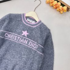 🆕DIOR25FW💗字母钩花毛毛毛衣..💖💖敲级愤粉嫩的一件 一眼便爱上的款 减龄必备无疑了✌️采用羊绒 🆕DIOR25FW💗字母钩花毛毛毛衣..💖💖敲级愤粉嫩的一件 一眼便爱上的款 减龄必备无疑了✌️采用羊绒