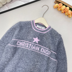 🆕DIOR25FW💗字母钩花毛毛毛衣..💖💖敲级愤粉嫩的一件 一眼便爱上的款 减龄必备无疑了✌️采用羊绒 🆕DIOR25FW💗字母钩花毛毛毛衣..💖💖敲级愤粉嫩的一件 一眼便爱上的款 减龄必备无疑了✌️采用羊绒