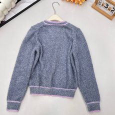 🆕DIOR25FW💗字母钩花毛毛毛衣..💖💖敲级愤粉嫩的一件 一眼便爱上的款 减龄必备无疑了✌️采用羊绒 🆕DIOR25FW💗字母钩花毛毛毛衣..💖💖敲级愤粉嫩的一件 一眼便爱上的款 减龄必备无疑了✌️采用羊绒