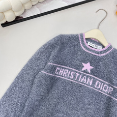 🆕DIOR25FW💗字母钩花毛毛毛衣..💖💖敲级愤粉嫩的一件 一眼便爱上的款 减龄必备无疑了✌️采用羊绒 🆕DIOR25FW💗字母钩花毛毛毛衣..💖💖敲级愤粉嫩的一件 一眼便爱上的款 减龄必备无疑了✌️采用羊绒