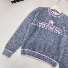🆕DIOR25FW💗字母钩花毛毛毛衣..💖💖敲级愤粉嫩的一件 一眼便爱上的款 减龄必备无疑了✌️采用羊绒 🆕DIOR25FW💗字母钩花毛毛毛衣..💖💖敲级愤粉嫩的一件 一眼便爱上的款 减龄必备无疑了✌️采用羊绒